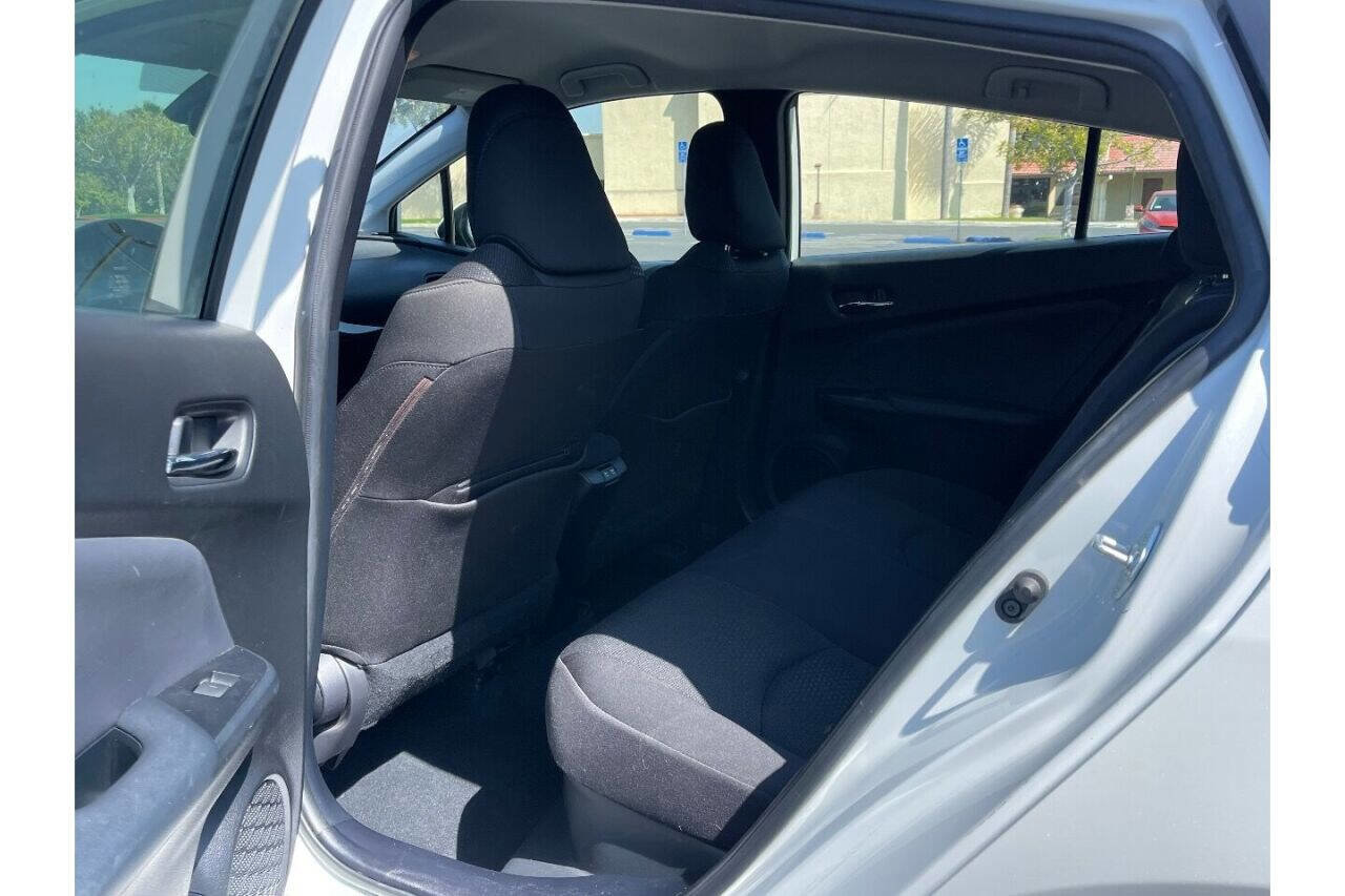 Used 2019 Toyota Prius LE w/ Carpet Mat Package FWD image 9