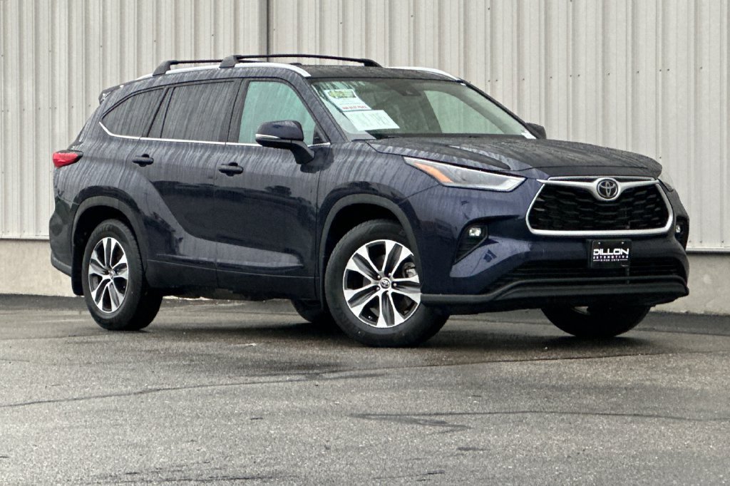 Used 2022 Toyota Highlander XLE AWD/4WD image 2