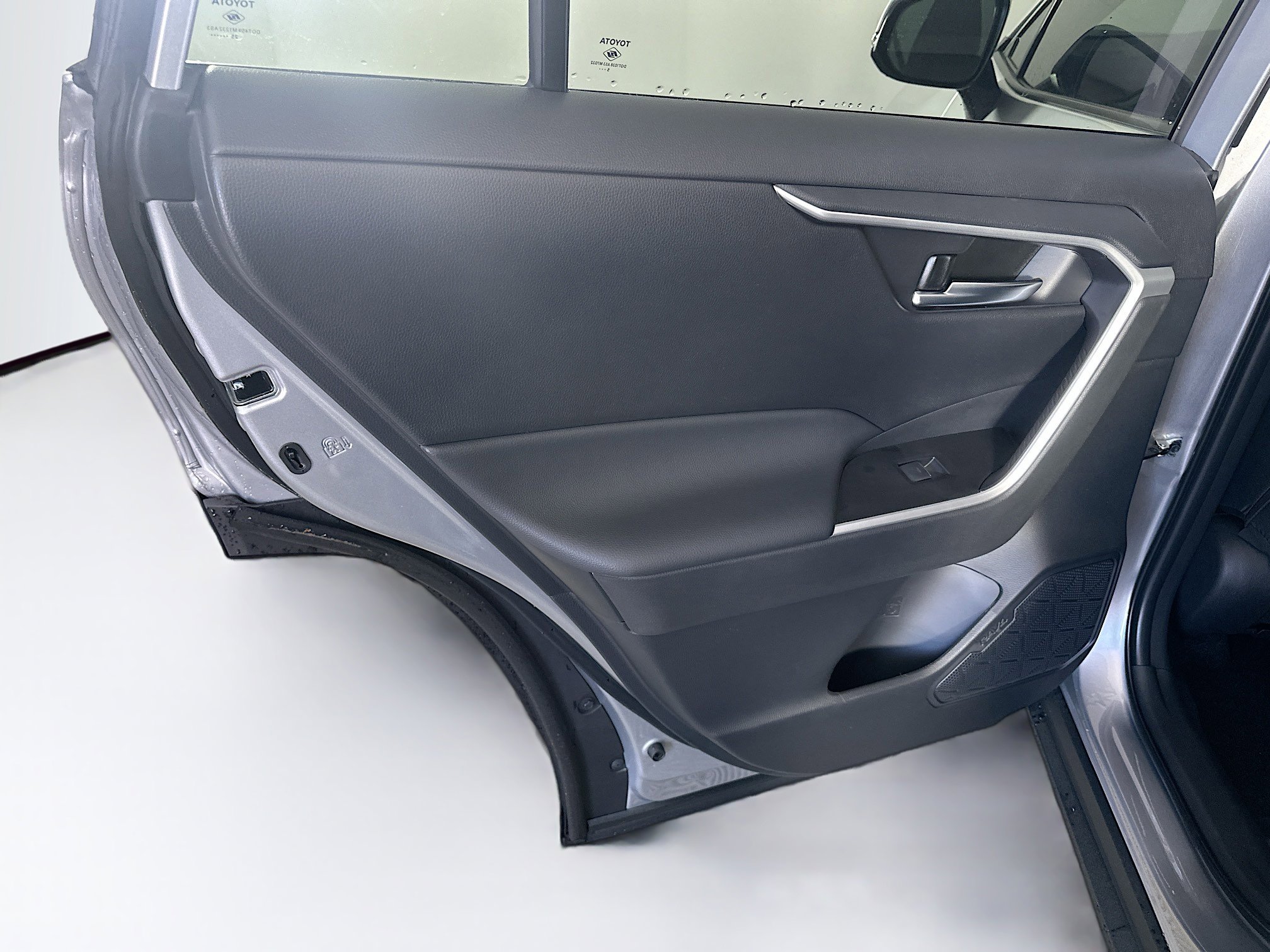 Used 2025 Toyota RAV4 XLE w/ Convenience Package image 28