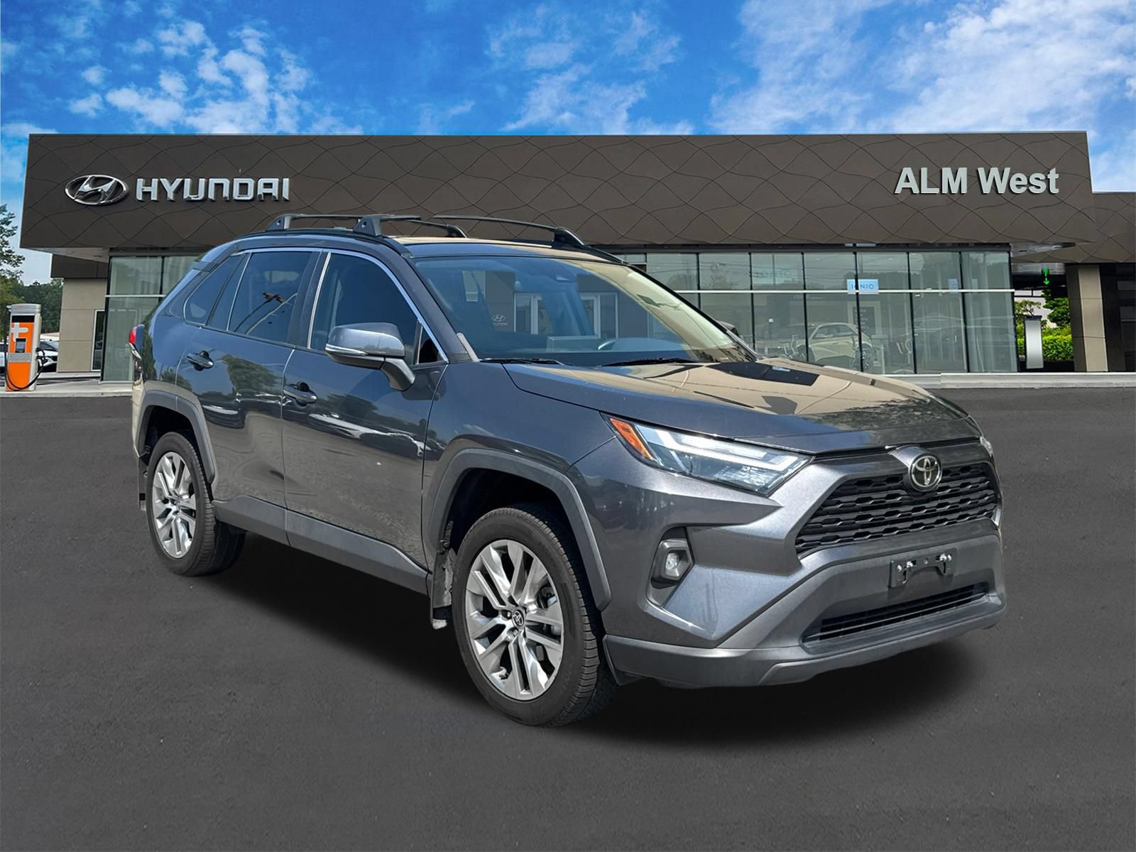 Used 2022 Toyota RAV4 XLE Premium FWD image 3