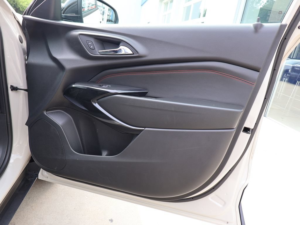 Certified 2026 Chevrolet Trax RS w/ Sunroof Package FWD image 32