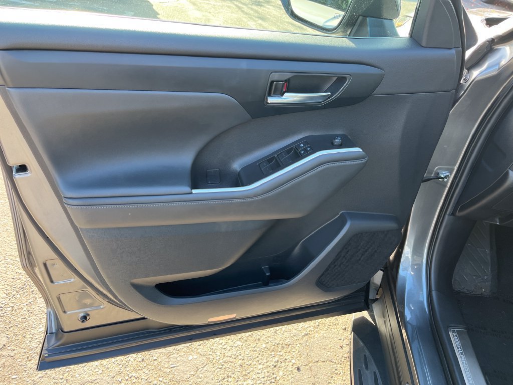 Used 2022 Toyota Highlander XLE FWD image 10