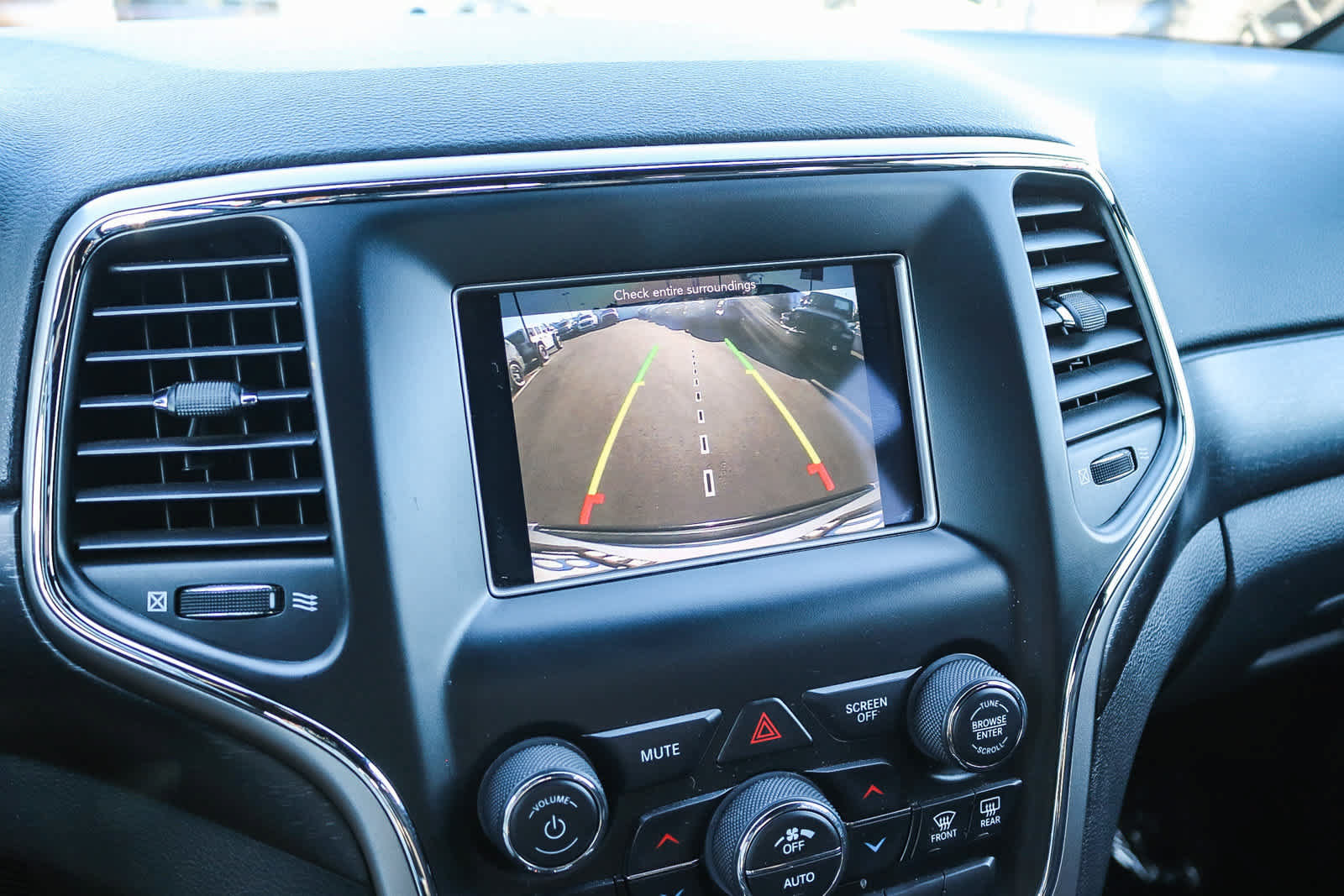Used 2018 Jeep Grand Cherokee Laredo RWD image 23