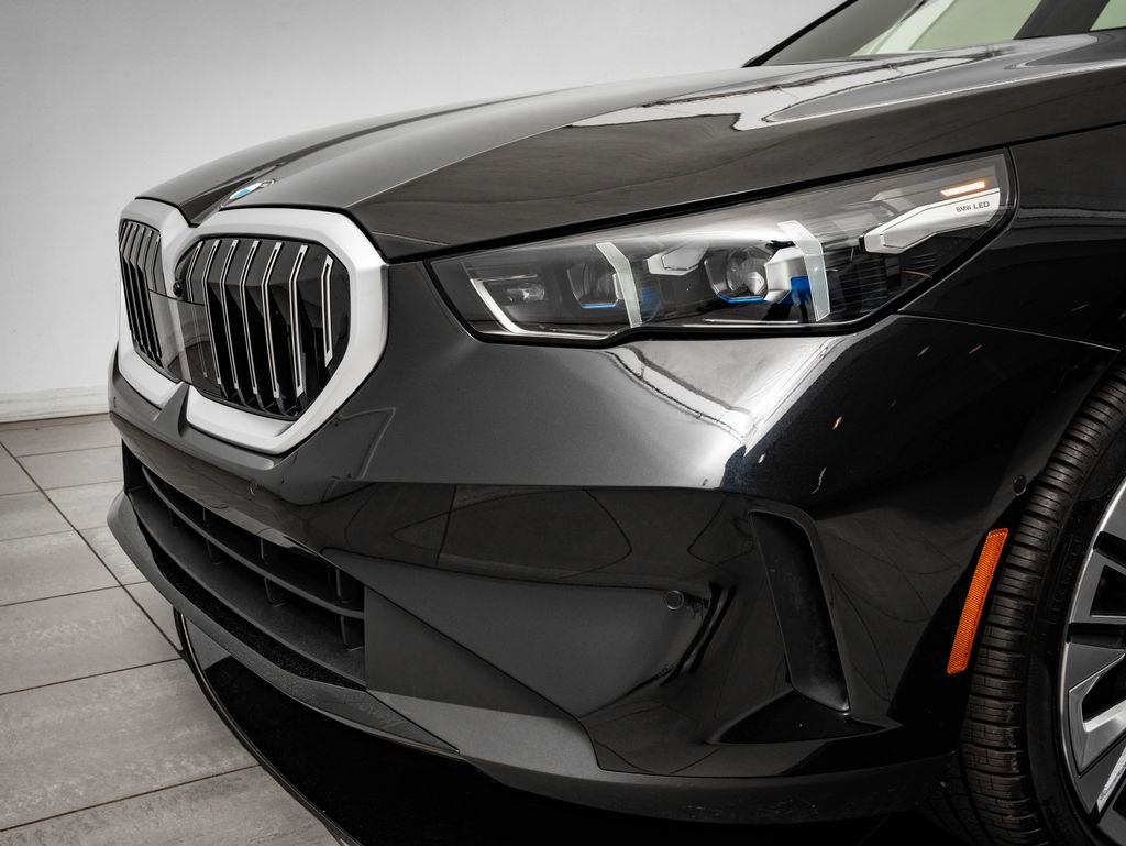 Certified 2025 BMW 530i xDrive AWD/4WD image 3