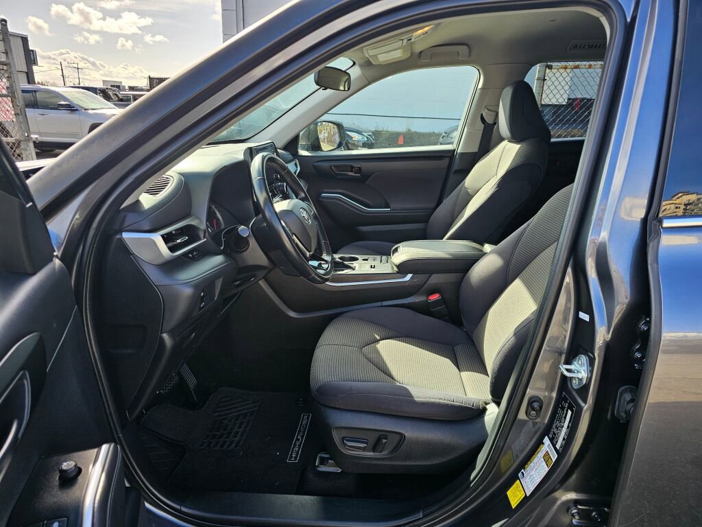 Used 2021 Toyota Highlander LE image 20