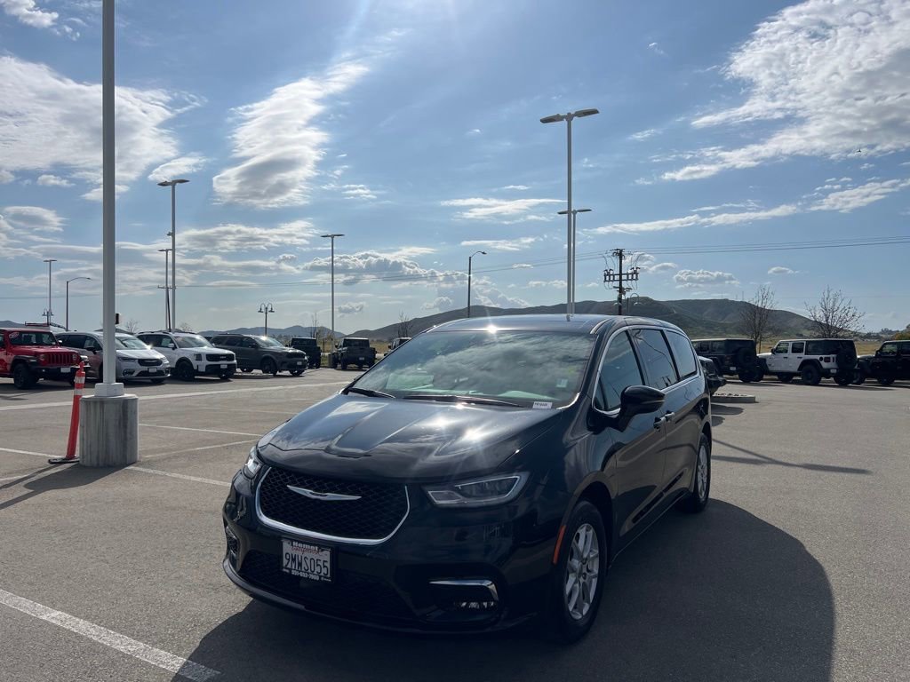 Used 2024 Chrysler Pacifica Touring image 5