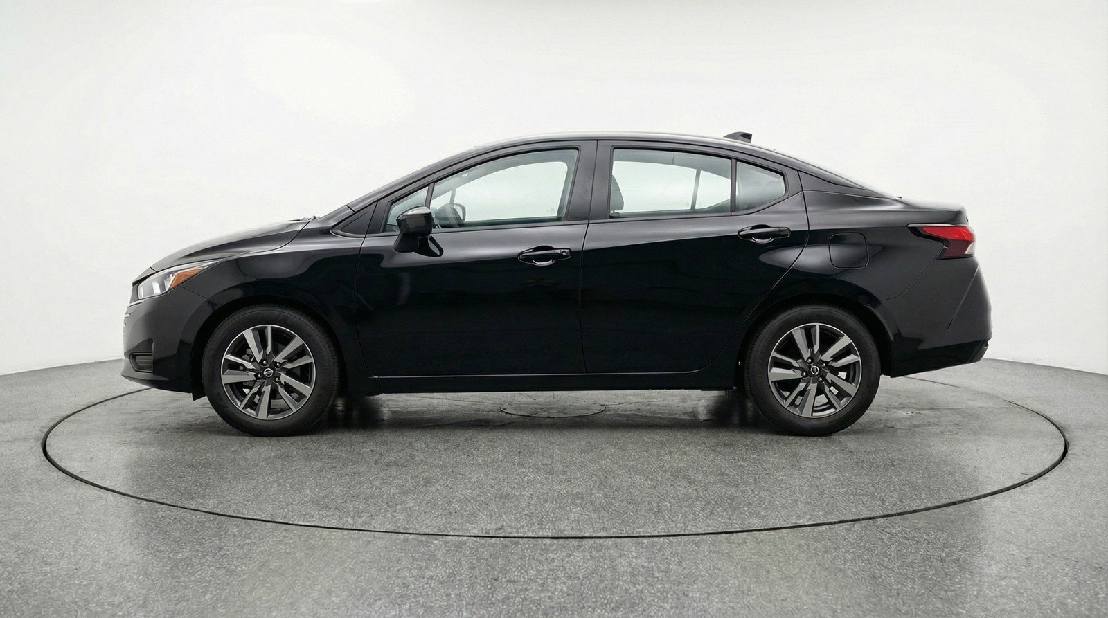 Used 2025 Nissan Versa SV image 5