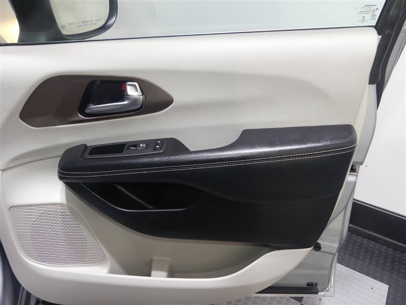 Used 2021 Chrysler Voyager Lxi FWD image 18