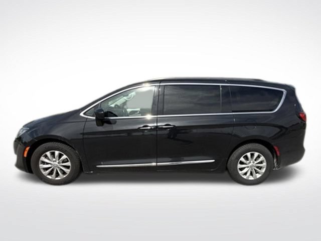 Used 2017 Chrysler Pacifica Touring-L FWD image 2