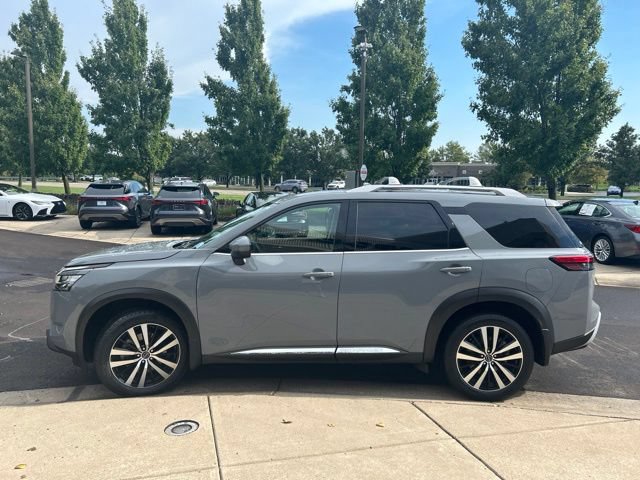 Used 2024 Nissan Pathfinder Platinum w/ Cargo Package AWD/4WD image 4