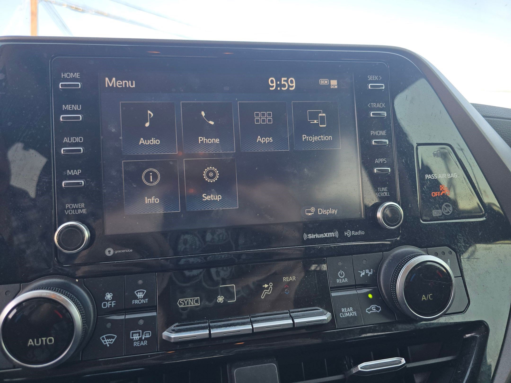 Used 2020 Toyota Highlander XLE image 25