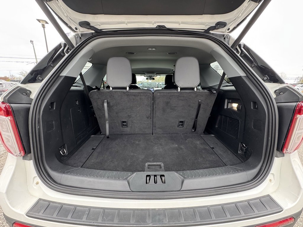 Used 2022 Ford Explorer XLT w/ Equipment Group 202A image 7