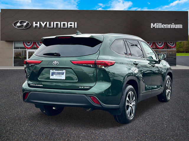Used 2023 Toyota Highlander XLE AWD/4WD image 5