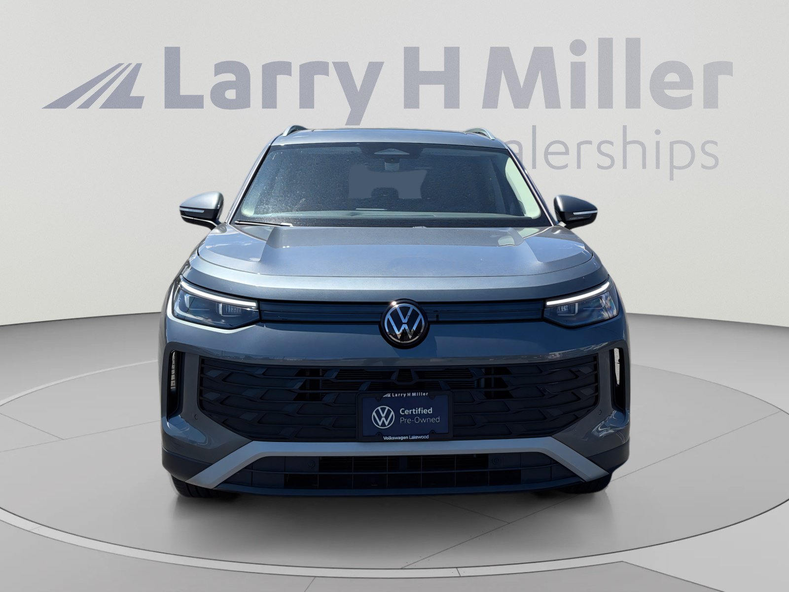 Used 2025 Volkswagen Tiguan SE w/ Panoramic Sunroof Package AWD/4WD image 8
