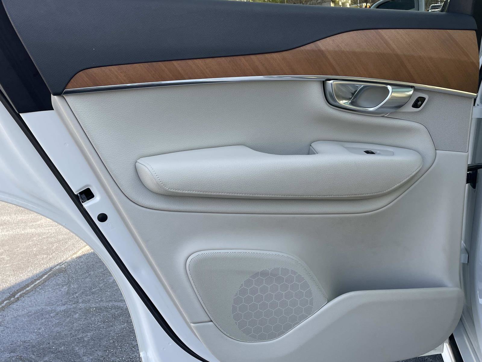 Used 2022 Volvo XC90 T5 Momentum w/ Protection Package Premier image 11