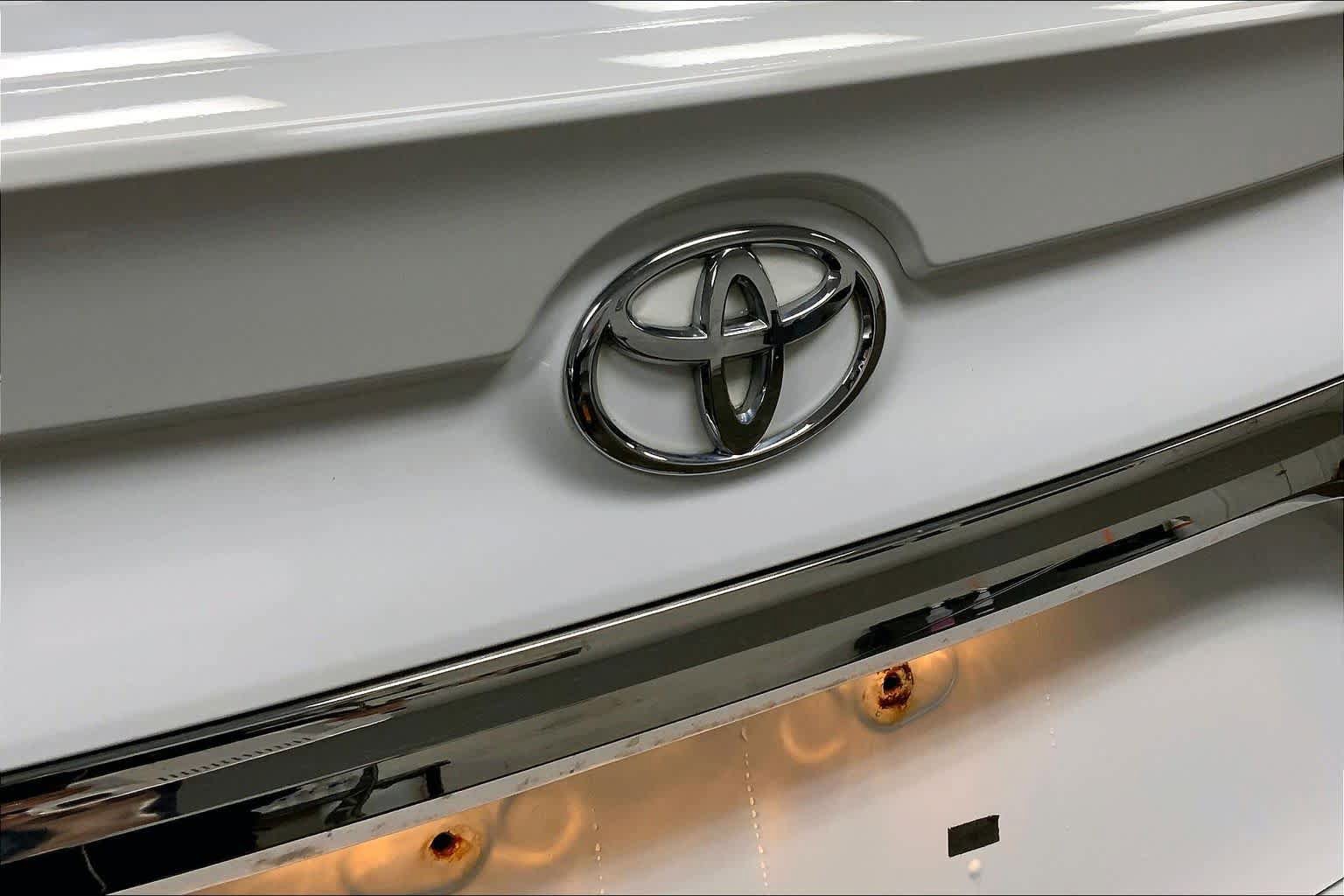 Used 2017 Toyota Camry SE w/ Moonroof Package image 33