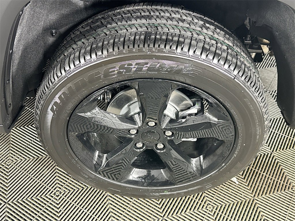 New 2025 Jeep Grand Cherokee Altitude image 16