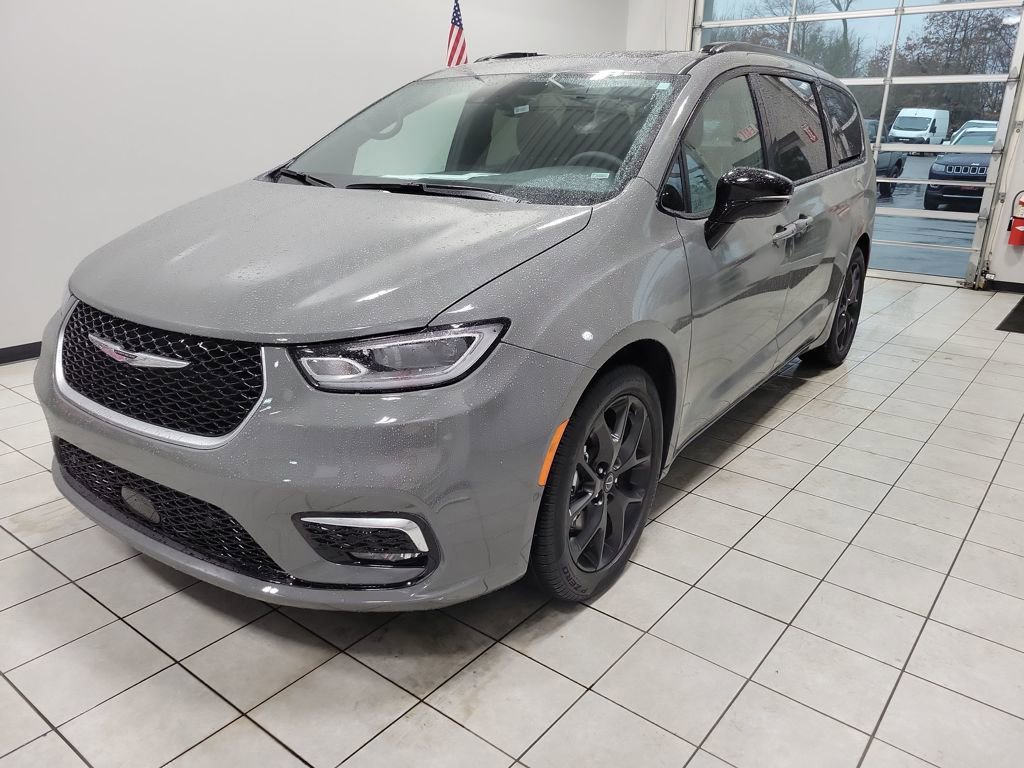 Used 2025 Chrysler Pacifica Limited image 13