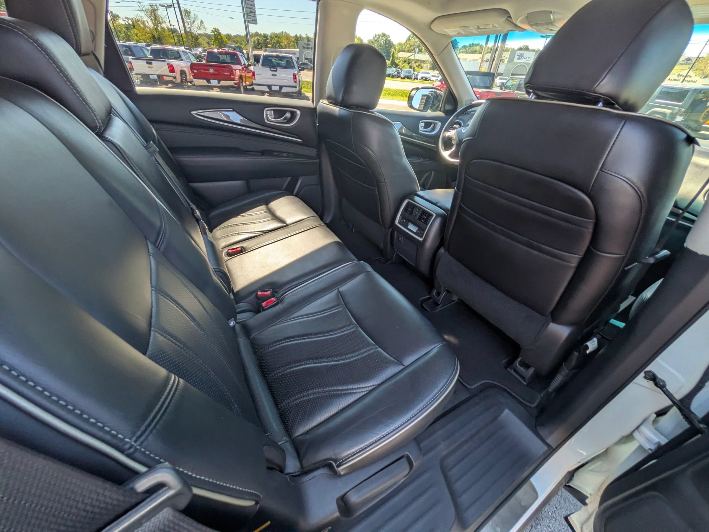 Used 2016 INFINITI QX60 Luxe w/ Premium Plus Package AWD/4WD image 38