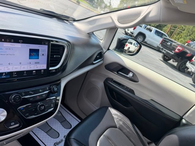 Used 2024 Chrysler Pacifica Touring-L FWD image 27