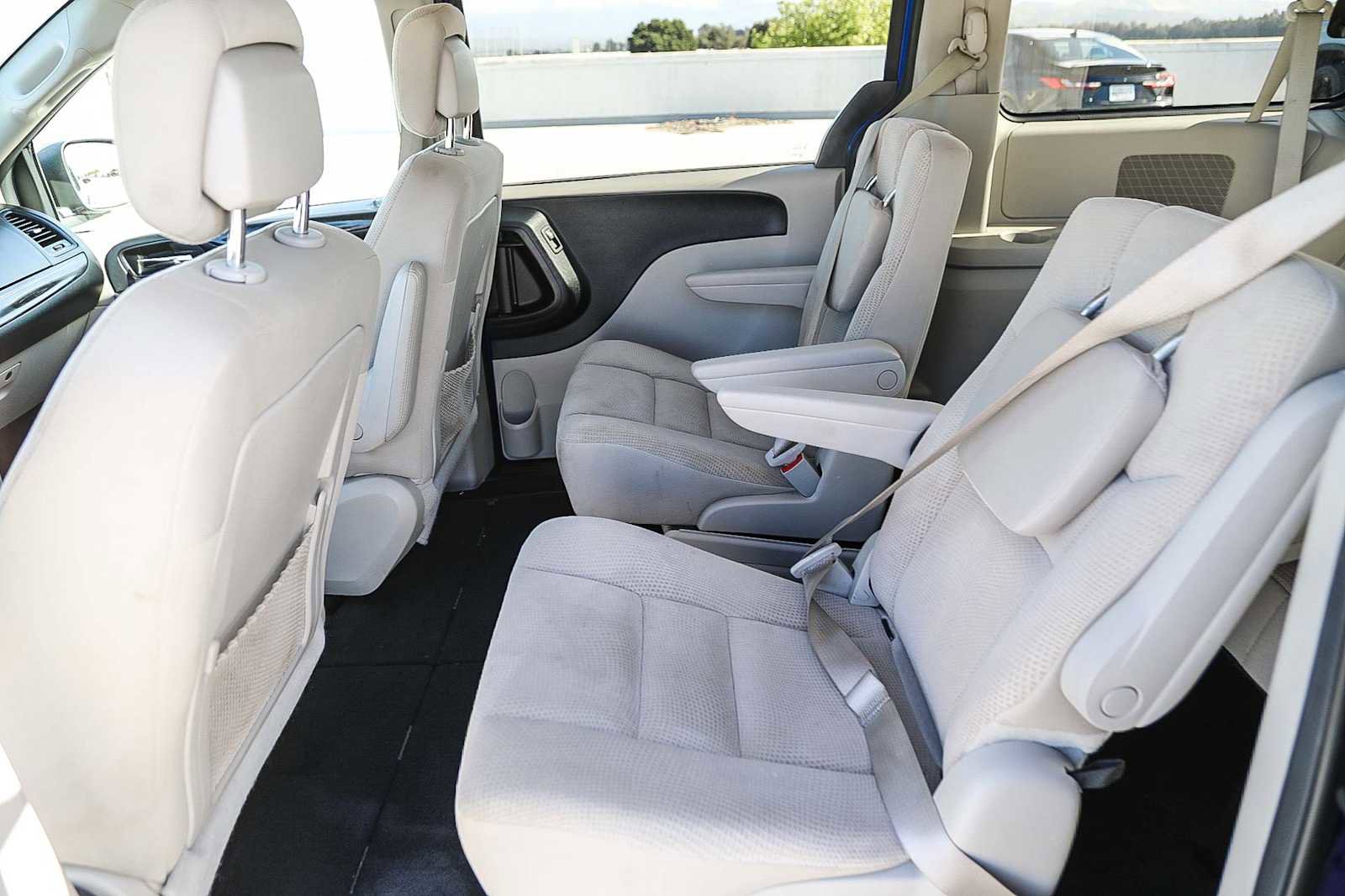 Used 2019 Dodge Grand Caravan SE w/ UConnect Hands-Free Group image 19