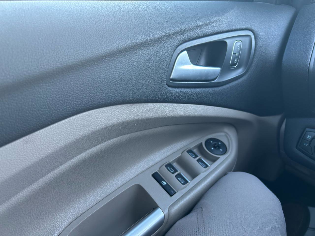 Used 2019 Ford Escape SE image 28