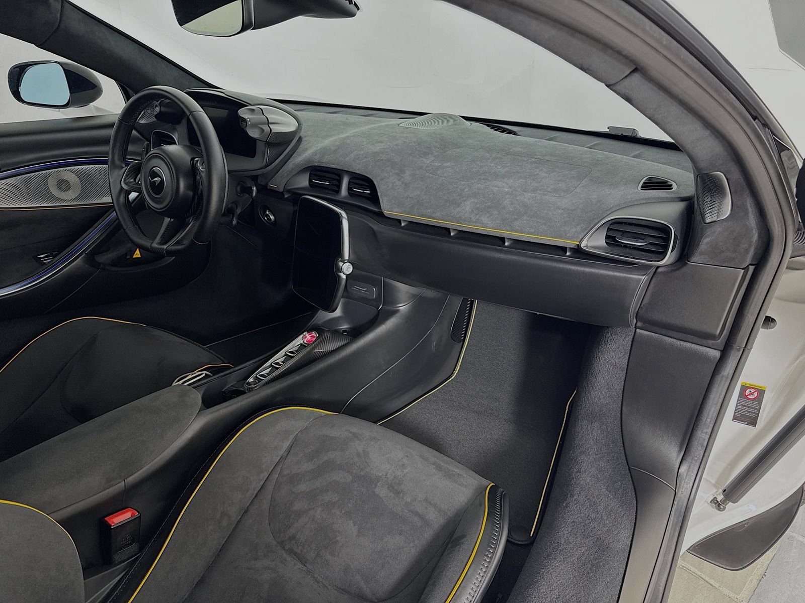 Used 2024 McLaren Artura RWD image 8