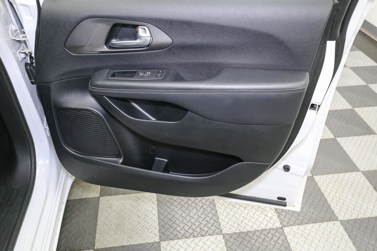Used 2025 Chrysler Pacifica Select image 21