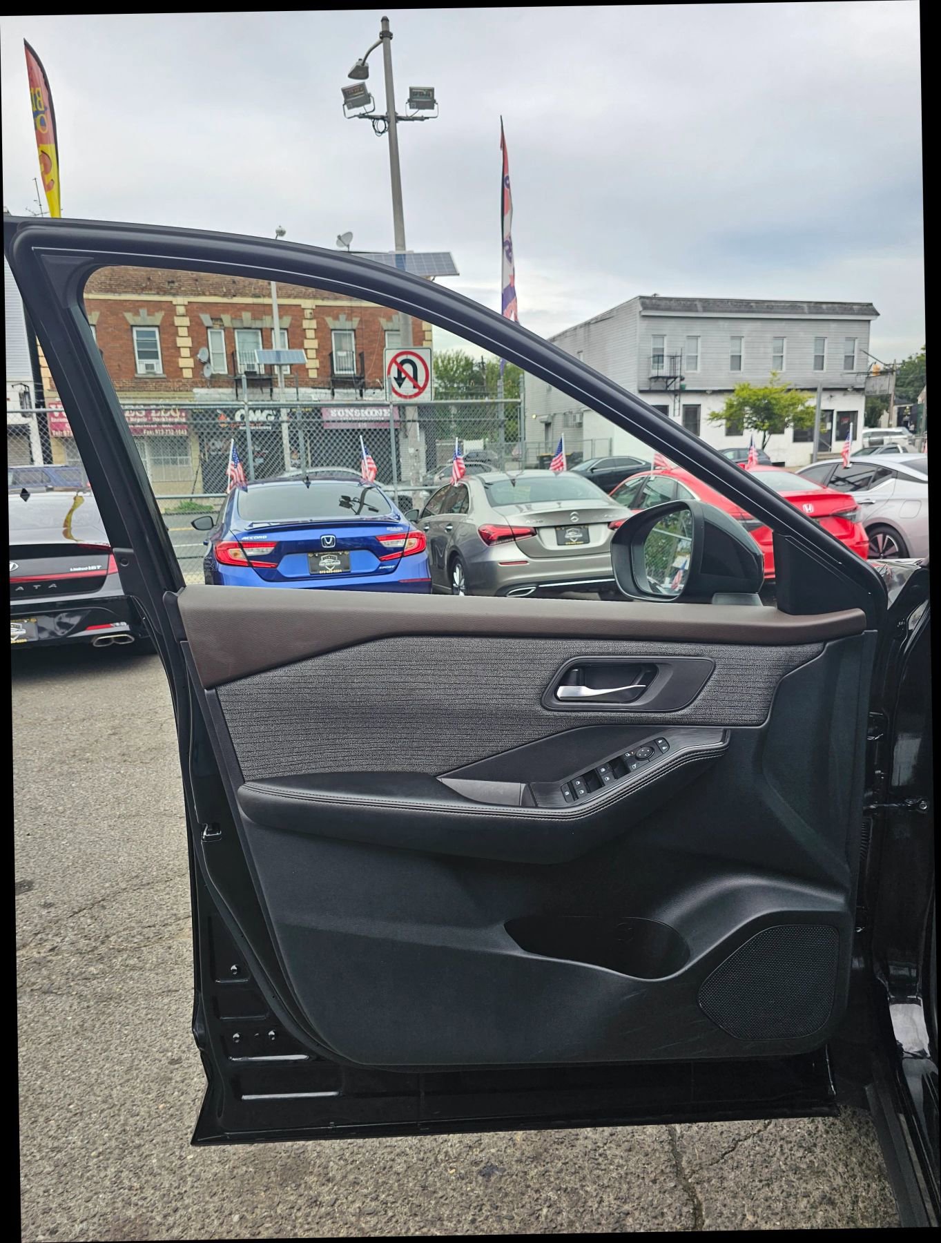 Used 2023 Nissan Rogue SV image 11