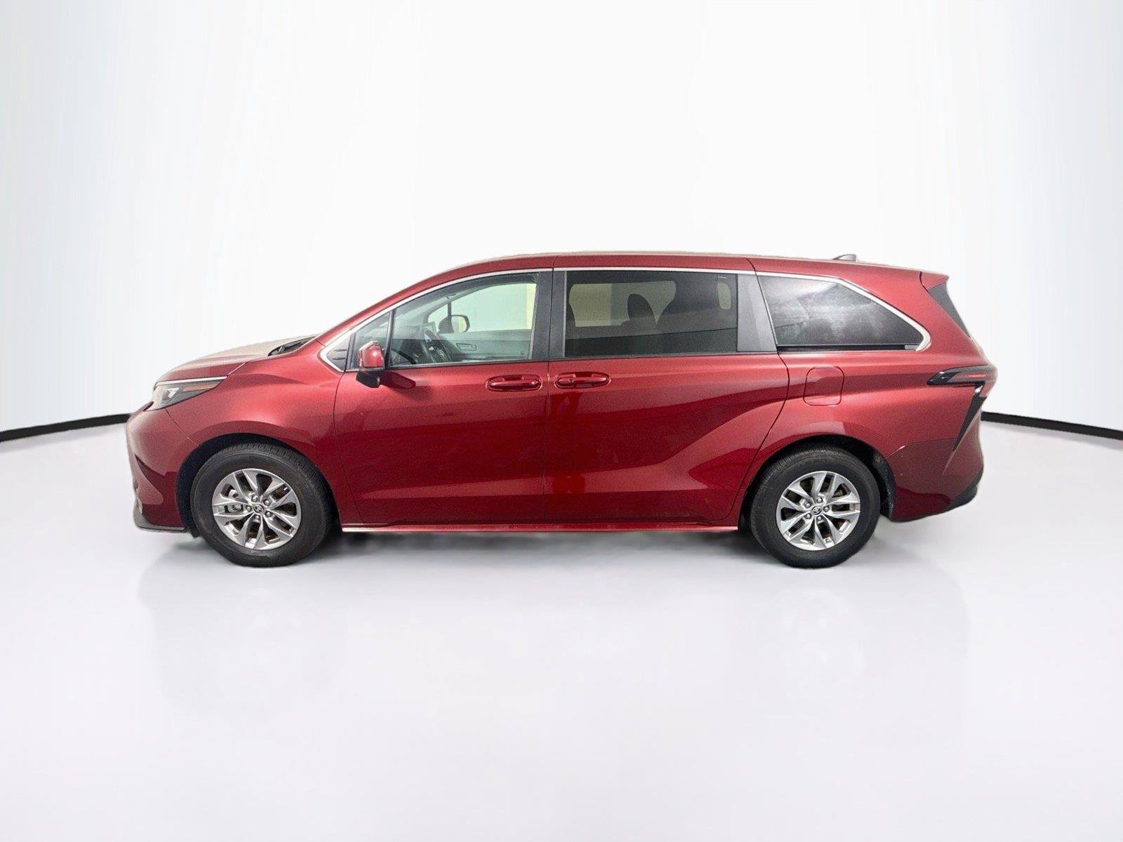 Used 2025 Toyota Sienna LE FWD image 2
