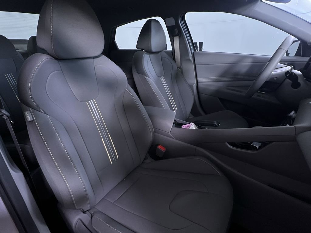 Used 2025 Hyundai Elantra Sport image 28