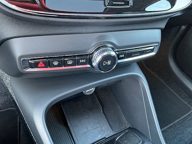 Certified 2025 Volvo XC40 B5 Core image 25