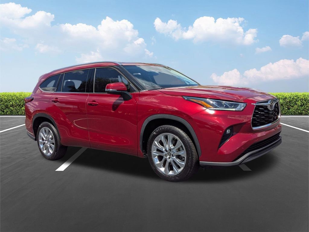 Used 2023 Toyota Highlander Limited FWD image 2