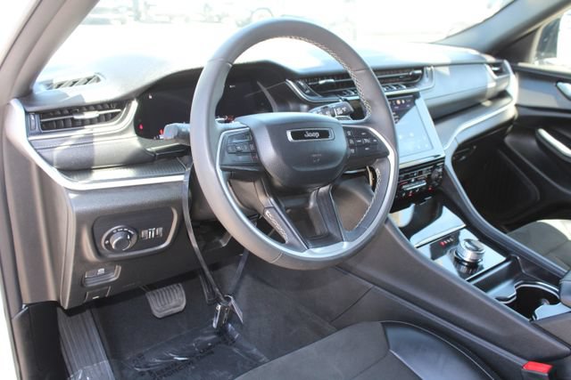 Used 2025 Jeep Grand Cherokee Altitude RWD image 14