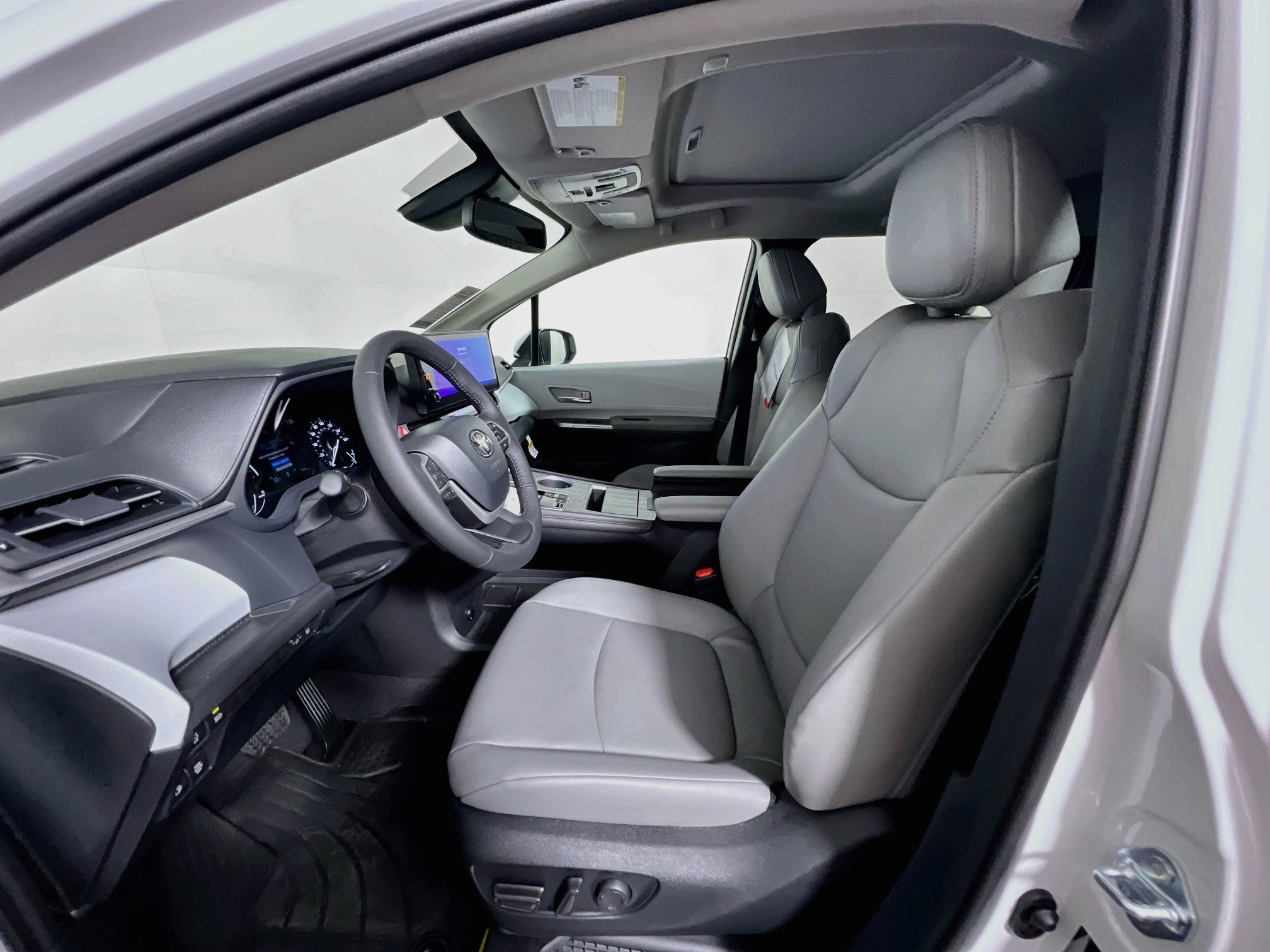 Used 2026 Toyota Sienna XLE FWD image 14