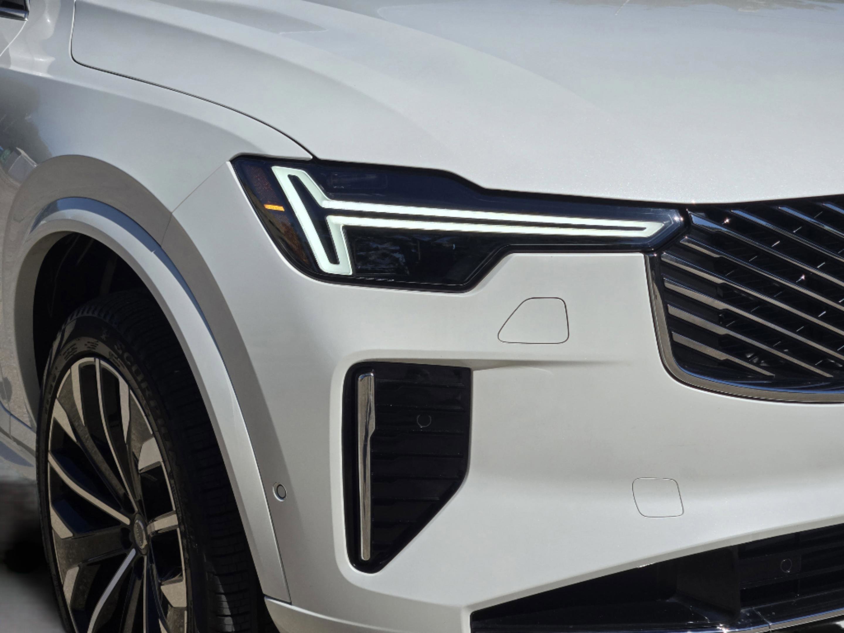 Certified 2025 Volvo XC90 T8 Plus w/ Protection Package Premier image 40