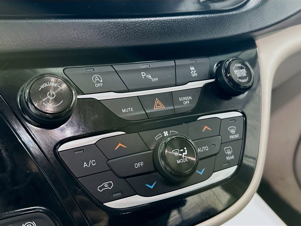 Used 2018 Chrysler Pacifica Touring-L image 16