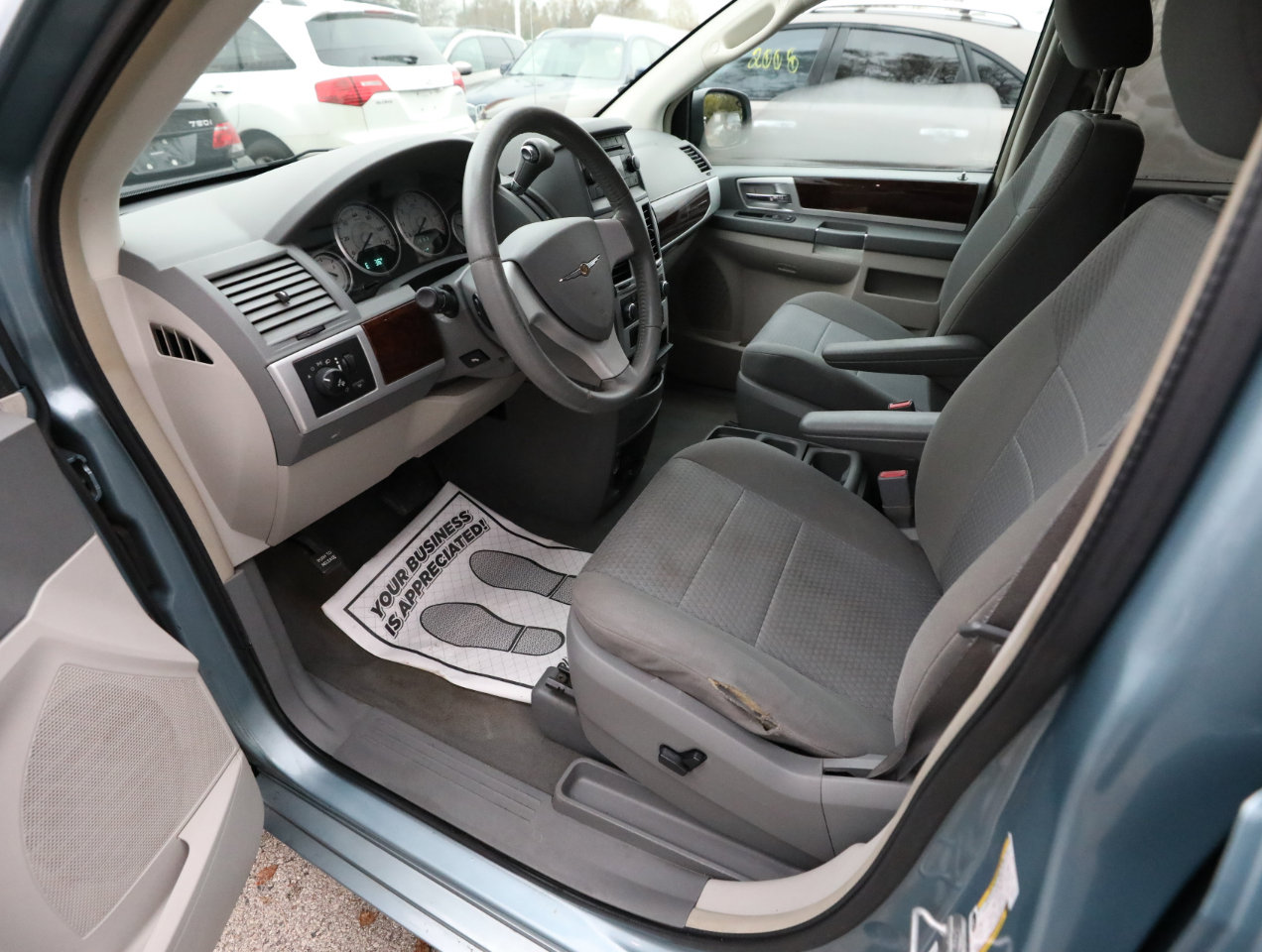 Used 2010 Chrysler Town & Country Touring image 18