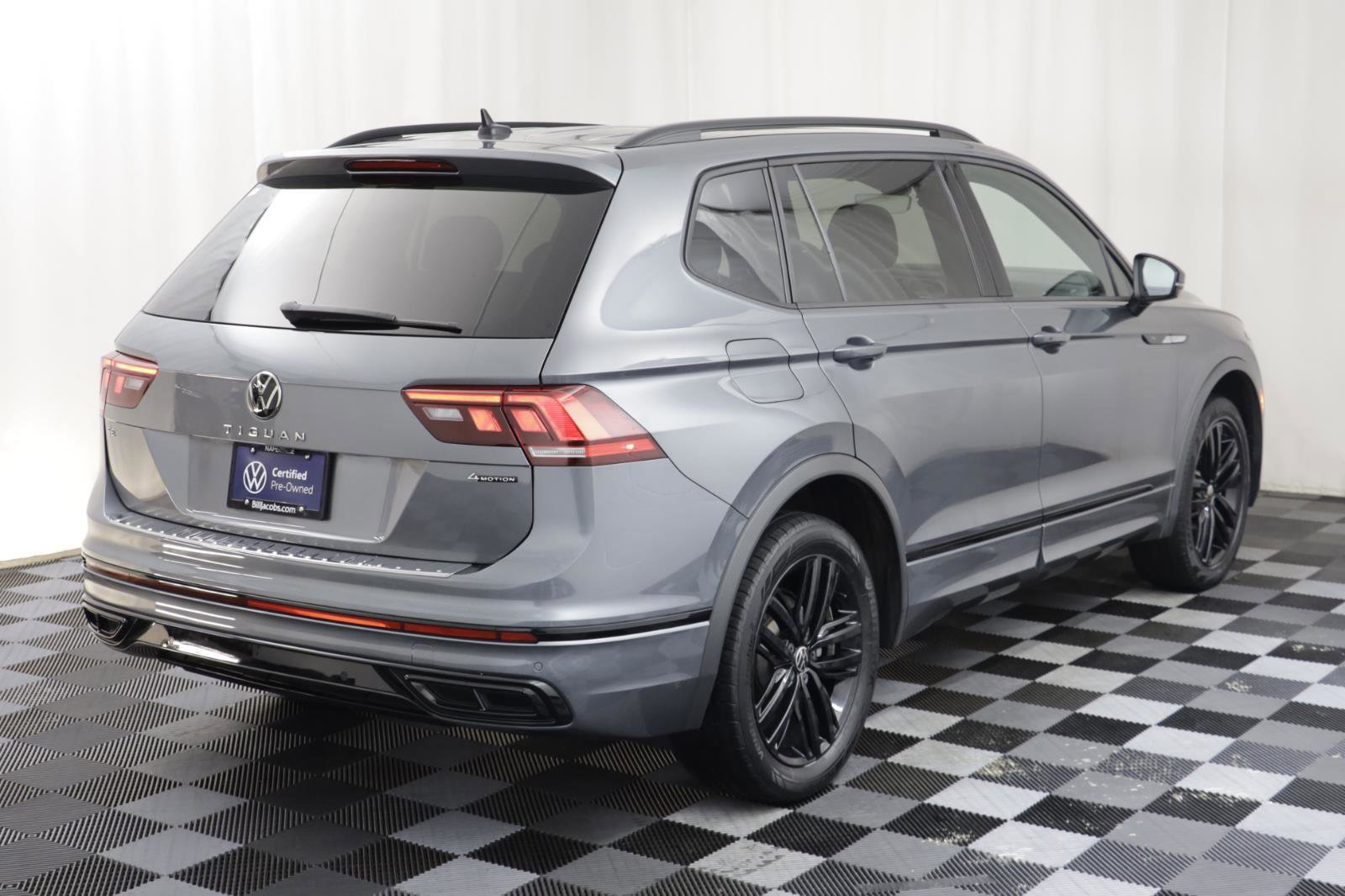 Used 2022 Volkswagen Tiguan SE R-Line image 18