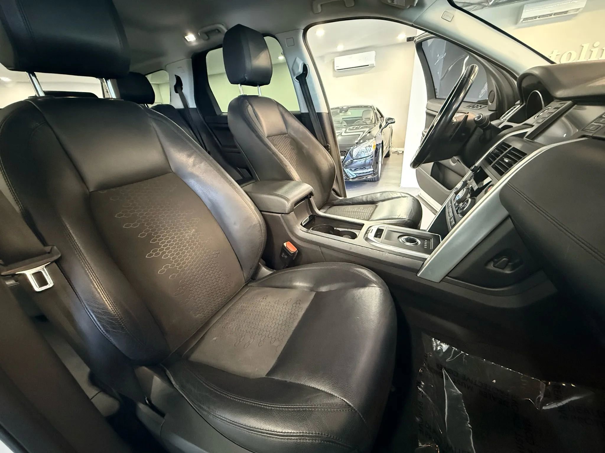 Used 2017 Land Rover Discovery Sport SE AWD/4WD image 14
