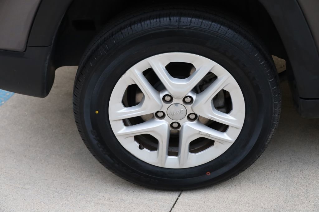 Used 2018 Jeep Compass Sport AWD/4WD image 32