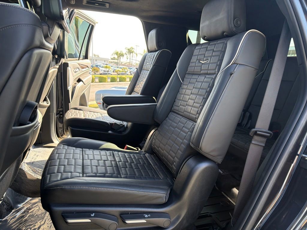 Used 2024 Cadillac Escalade Sport Platinum w/ LPO, ONYX Package AWD/4WD image 12