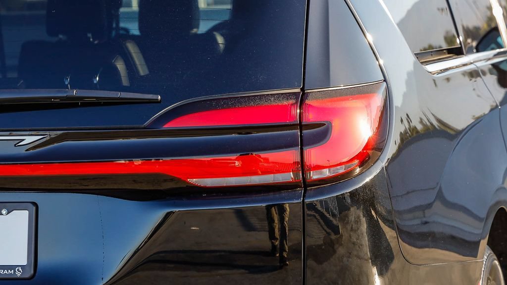 New 2027 Chrysler Pacifica Select FWD image 10