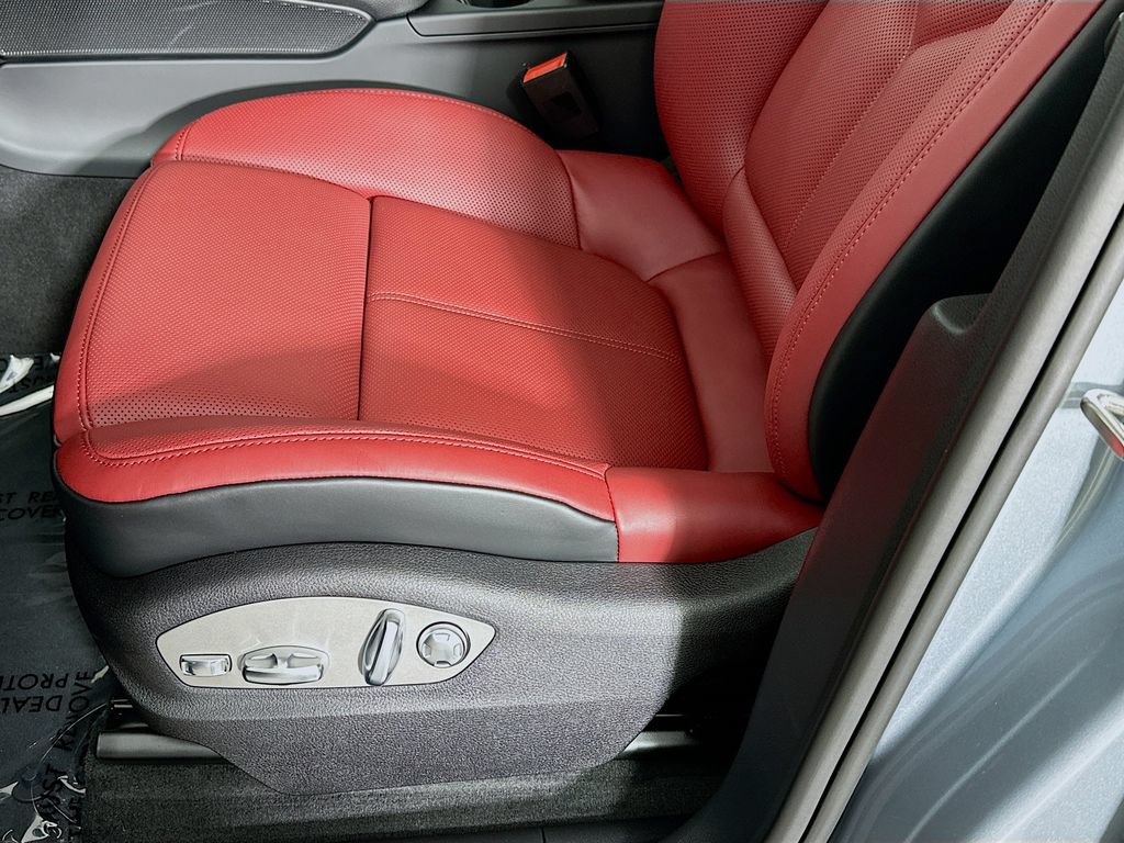 Certified 2026 Porsche Macan AWD/4WD image 21