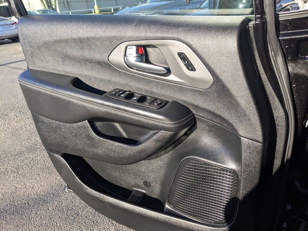 Used 2025 Chrysler Pacifica Select image 16