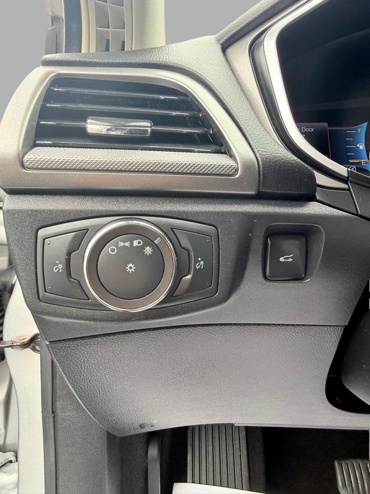 Used 2019 Ford Fusion SE FWD image 16