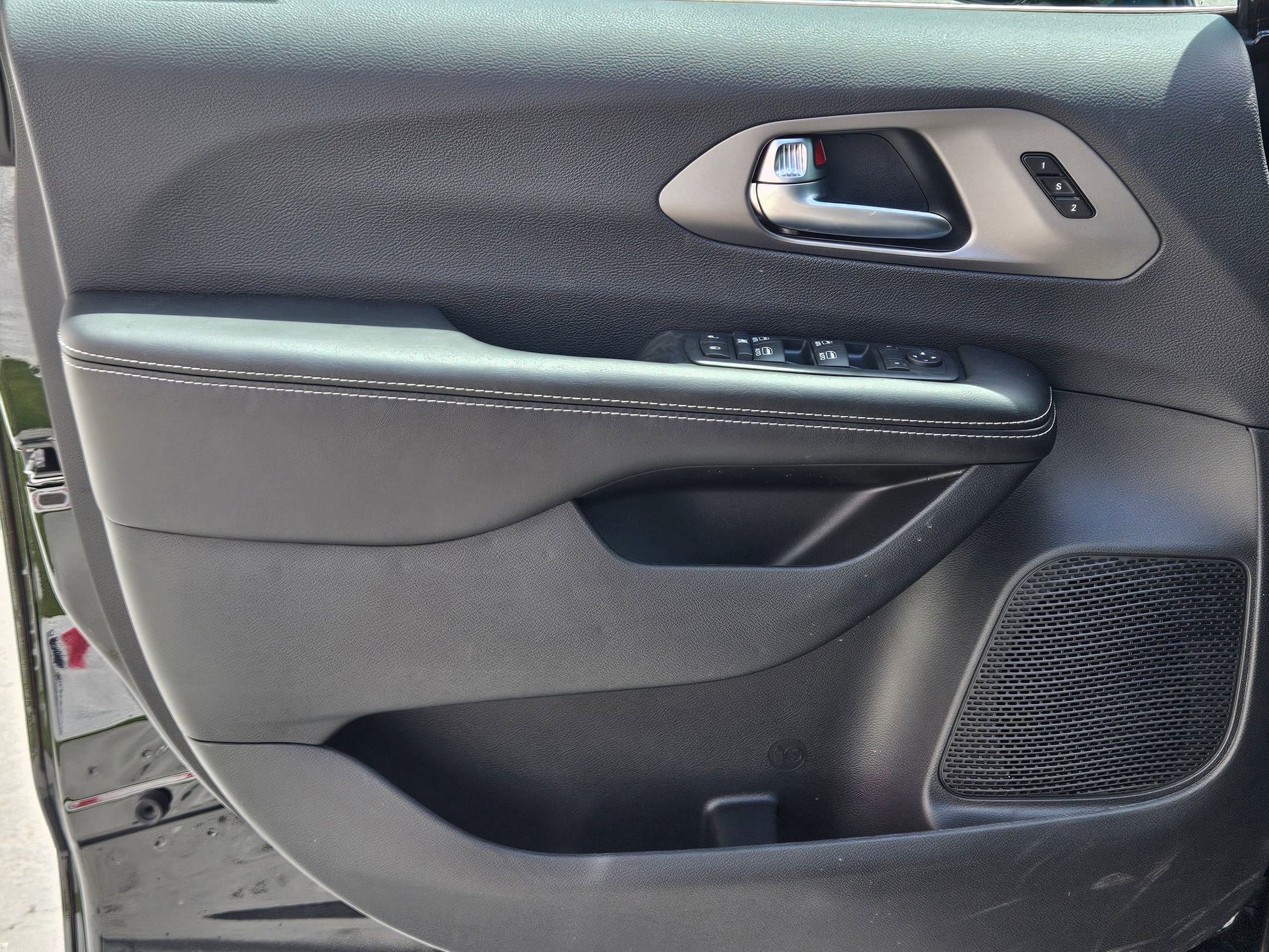 New 2027 Chrysler Pacifica Select FWD image 15