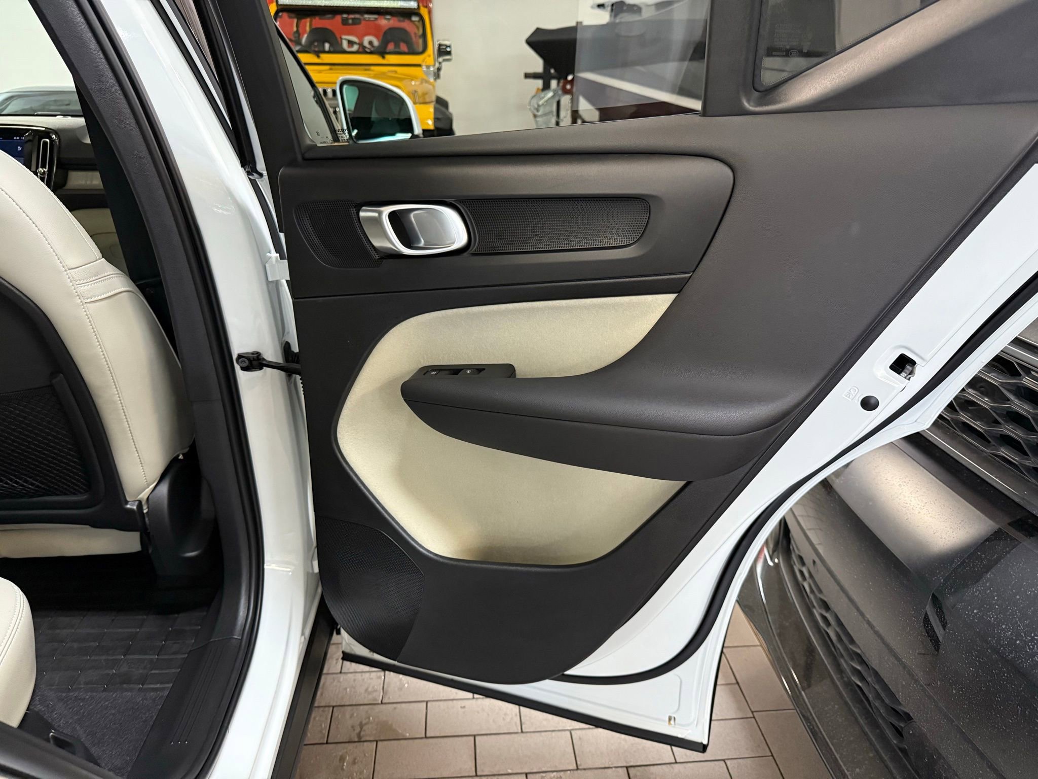 Used 2025 Volvo XC40 B5 Plus image 26