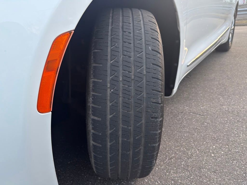 Used 2018 Chrysler Pacifica Touring-L FWD image 39