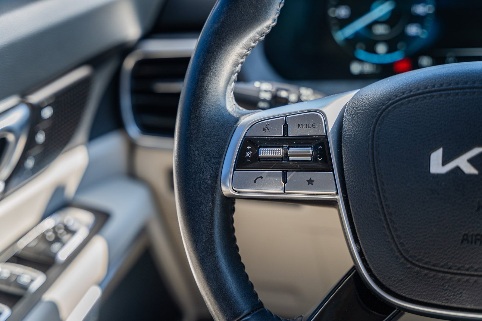 Used 2024 Kia Telluride SX w/ Towing Package image 25